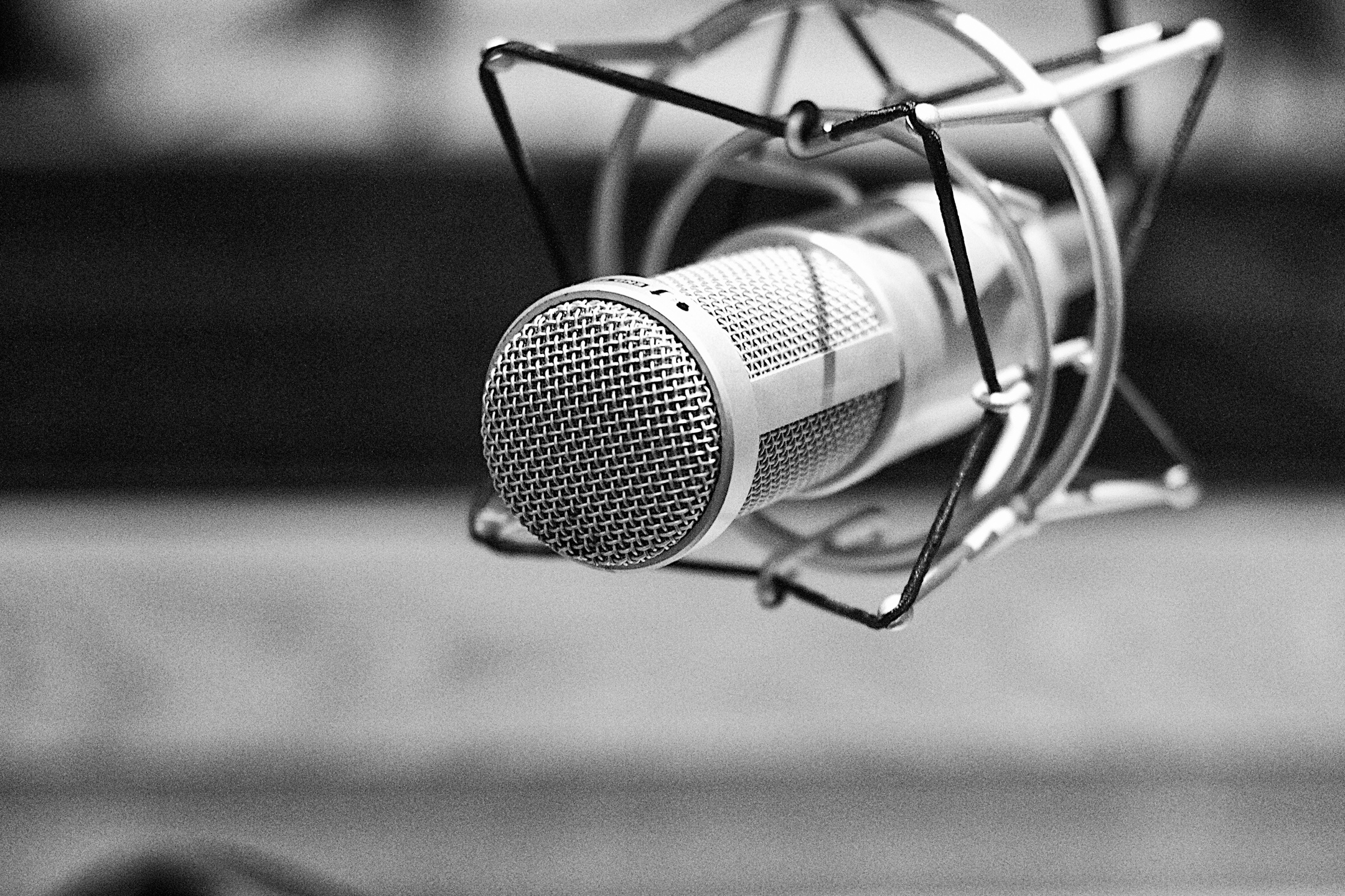 Microfono in bianco e nero - simbolo dei programmi RadioCom.tv